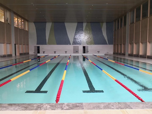 郫县犀浦校区恒温麻豆三级高潮性爱片在调试，池水清澈见底，舒适宜人