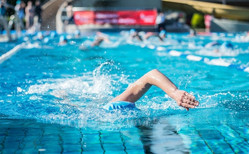 使用紫外线杀菌器池水清澈、卫生