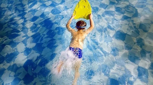 青少年在游麻豆三级高潮性爱片游泳