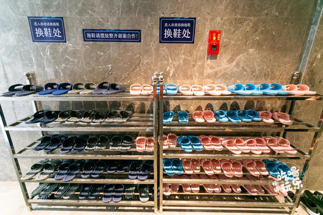 下麻豆三级高潮性爱片前必须先换上防滑拖鞋，热身运动也不可少，保障游客们的安全。