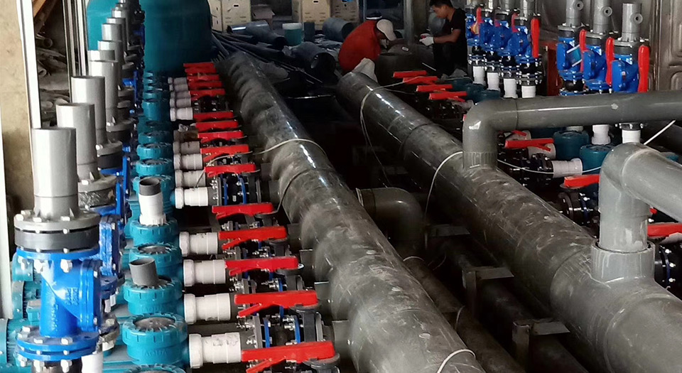 麻豆三级高潮性爱片设备机房