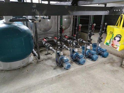 麻豆三级高潮性爱片设备机房