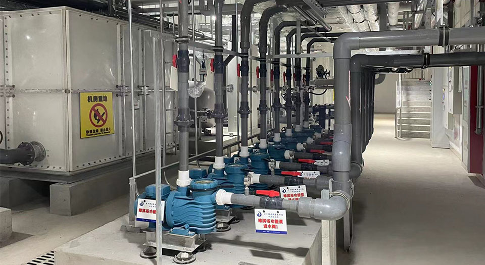 麻豆三级高潮性爱片设备机房