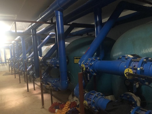 麻豆三级高潮性爱片设备机房中的过滤砂缸