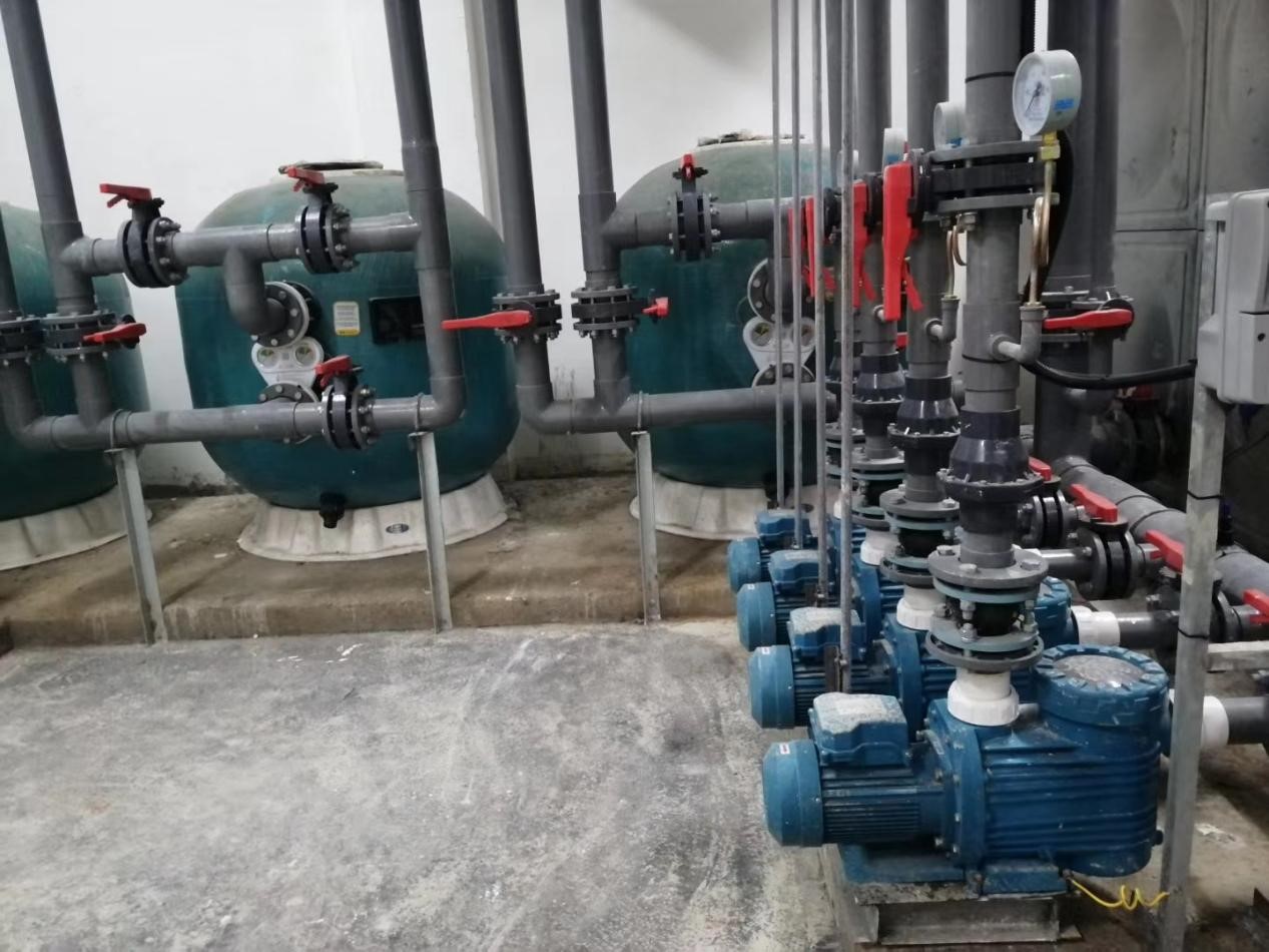 麻豆三级高潮性爱片设备机房