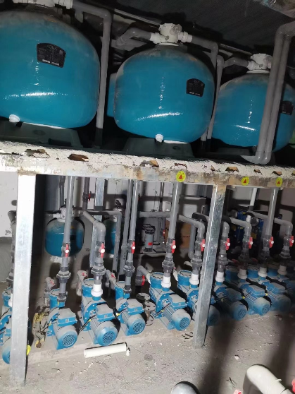 麻豆三级高潮性爱片设备机房的砂缸和水泵