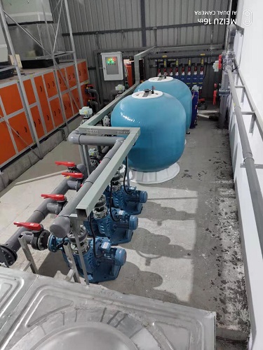 麻豆三级高潮性爱片设备机房中的水泵砂缸