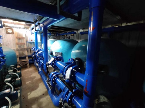 麻豆三级高潮性爱片设备机房