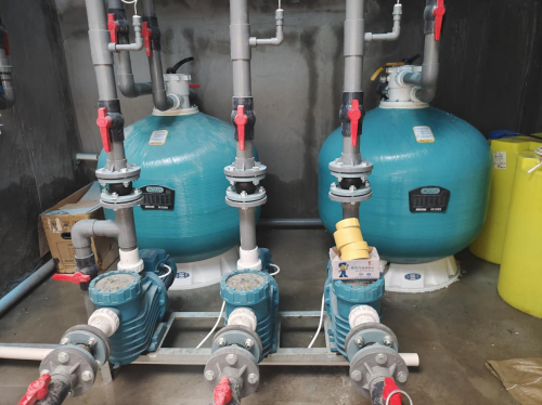 麻豆三级高潮性爱片设备机房里的水泵和砂缸