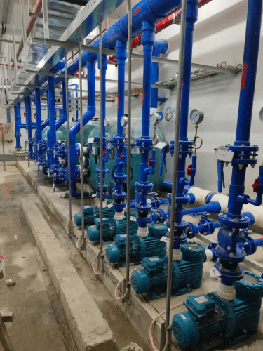 麻豆三级高潮性爱片设备机房