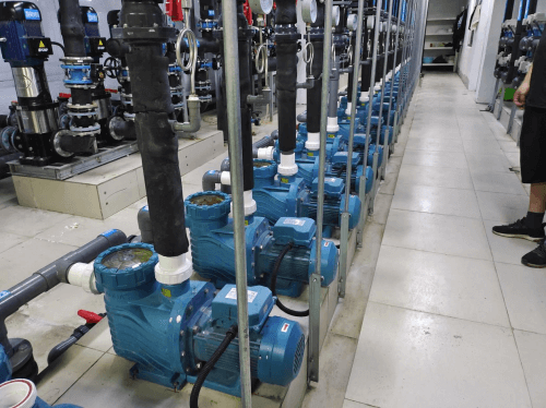 麻豆三级高潮性爱片设备机房