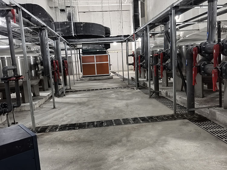 麻豆三级高潮性爱片设备机房